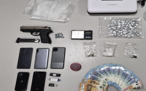 In cameretta 79 grammi di cocaina e materiale per il confezionamento: baby pusher arrestato