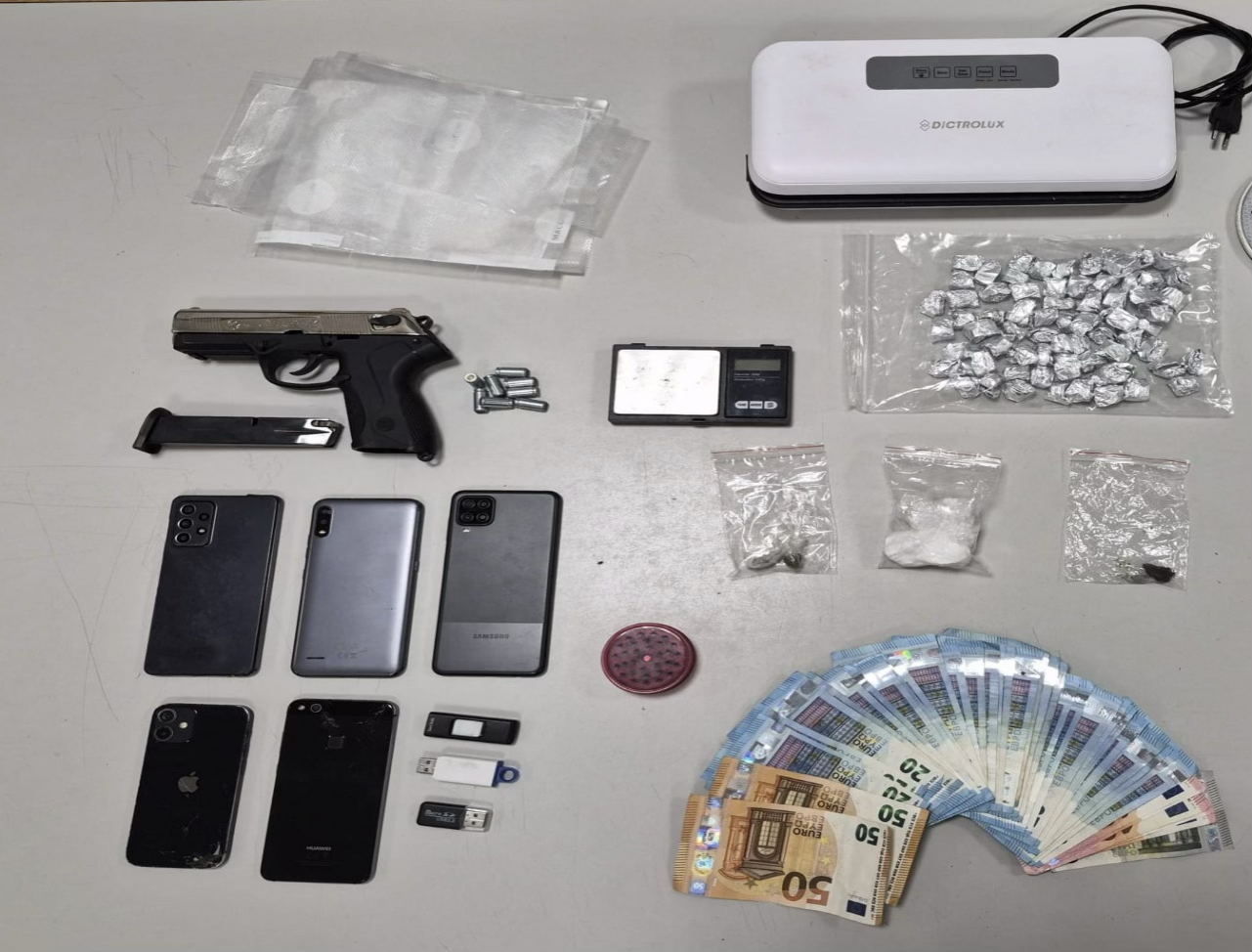 In cameretta 79 grammi di cocaina e materiale per il confezionamento: baby pusher arrestato