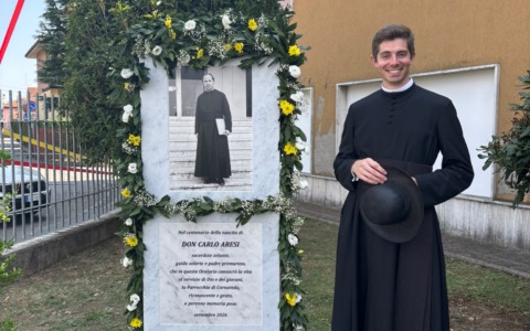 Una stele per don Carlo Aresi: il ricordo di una comunità che non dimentica