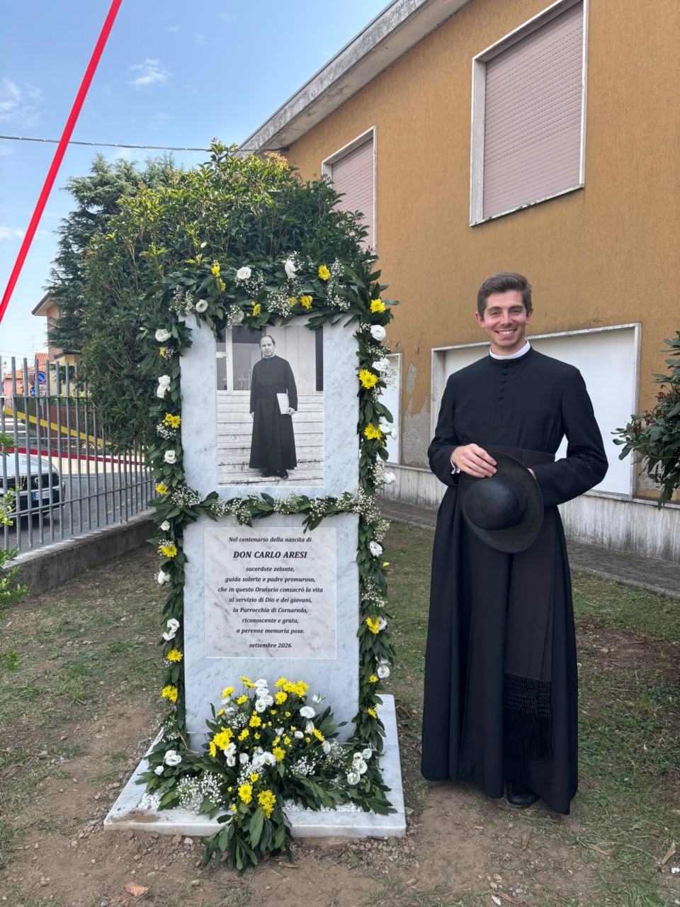Una stele per don Carlo Aresi: il ricordo di una comunità che non dimentica