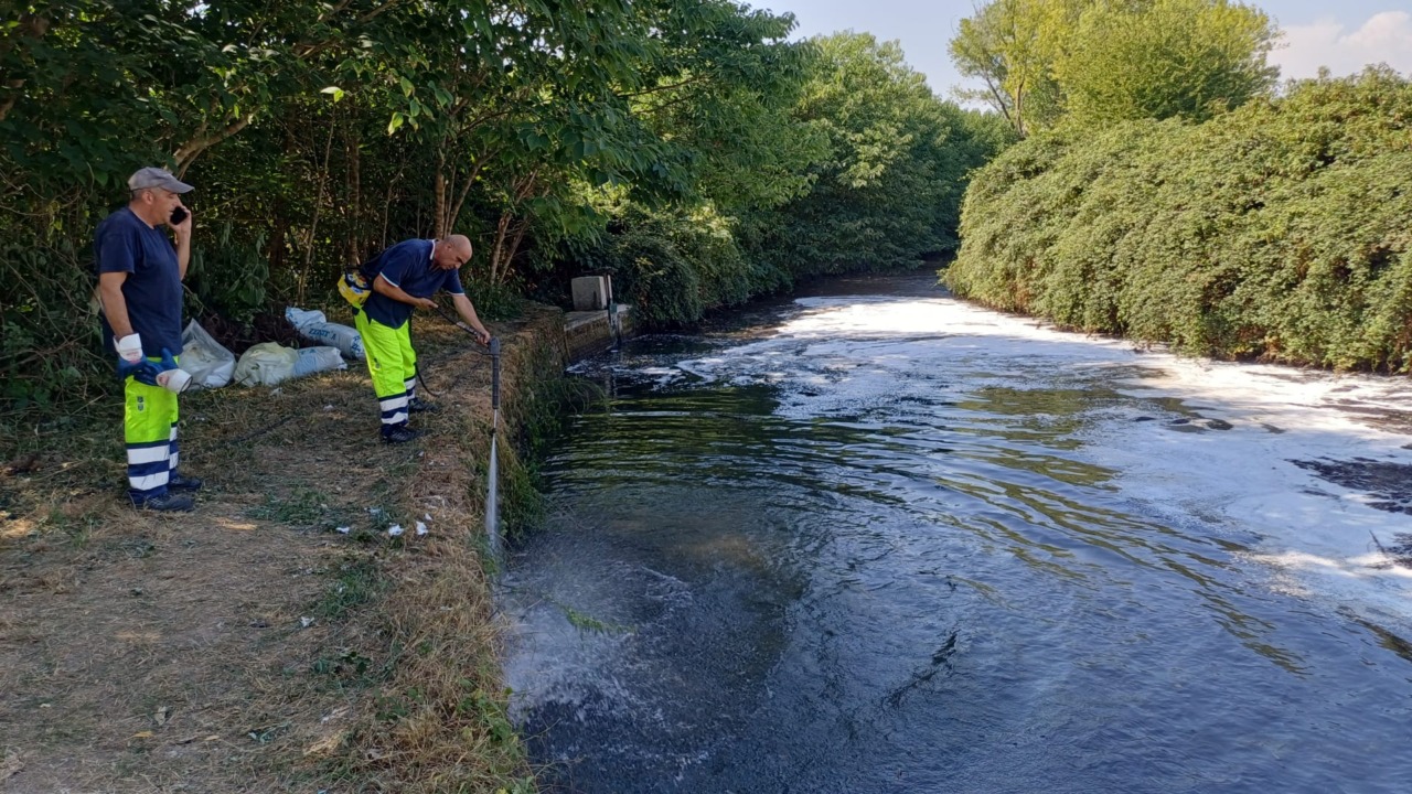 Pioggia in arrivo, corsa contro il tempo per bonificare il Naviglio