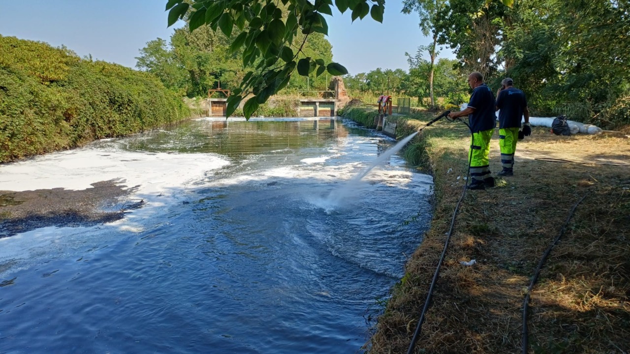 Pioggia in arrivo, corsa contro il tempo per bonificare il Naviglio