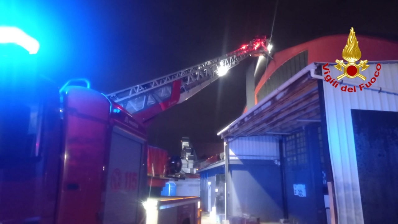 Divampa un incendio in una autorimessa con auto di pregio