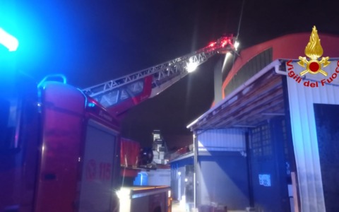 Divampa un incendio in una autorimessa con auto di pregio