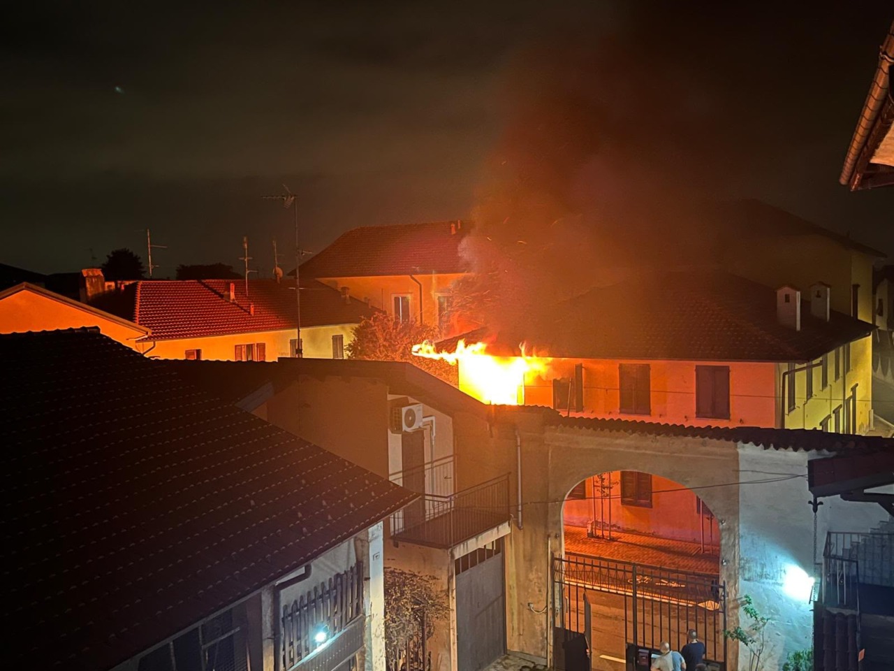 Dà fuoco al suo appartamento e provoca un maxi incendio: cinque famiglie evacuate