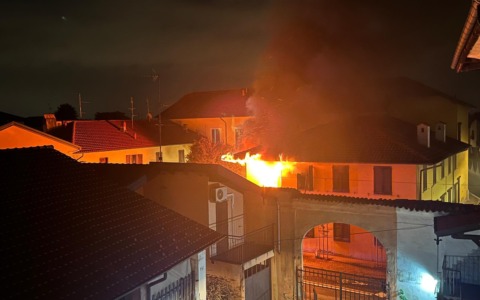 Dà fuoco al suo appartamento e provoca un maxi incendio: cinque famiglie evacuate