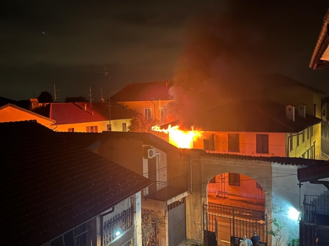 Dà fuoco al suo appartamento e provoca un maxi incendio: cinque famiglie evacuate