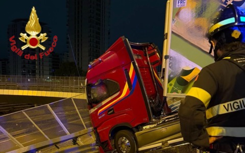 Sfonda il guard rail e resta sospeso nel vuoto