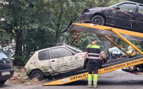 Nuovi mezzi rimossi alle case Aler di via Fusè