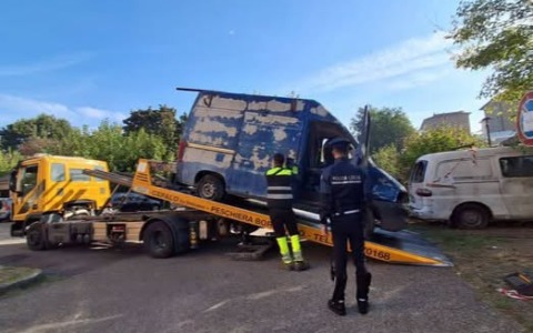 Rimossi due simboli del degrado nelle case Aler