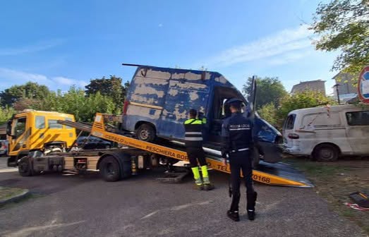 Rimossi due simboli del degrado nelle case Aler