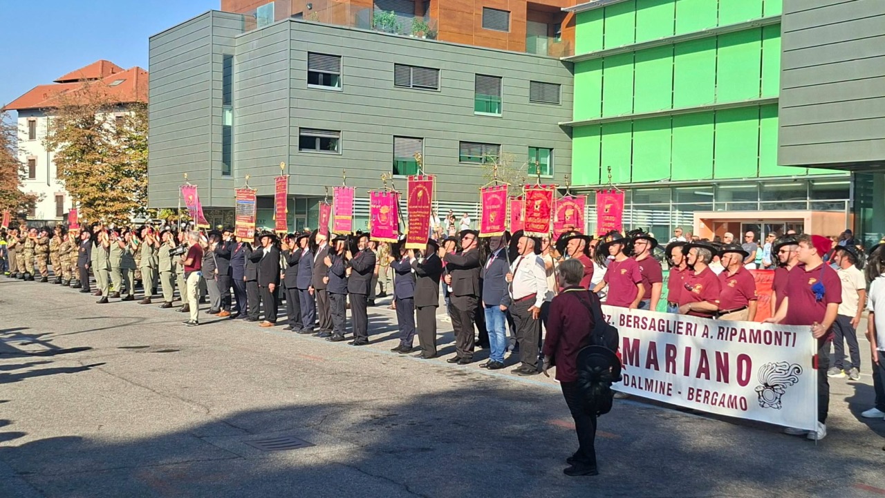 In città, Fanfare e piume al vento