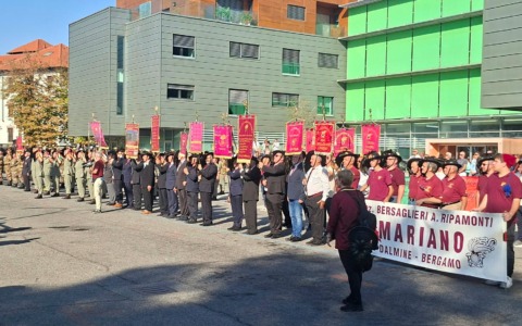 In città, Fanfare e piume al vento
