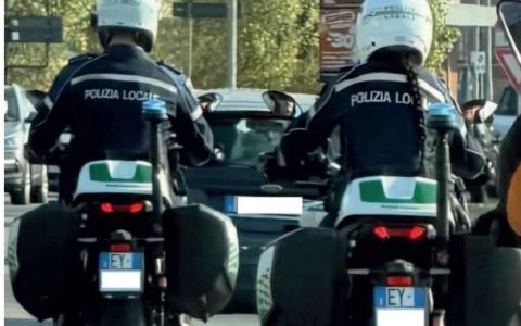 Scappa in monopattino alla vista dei “falchi” della Polizia locale