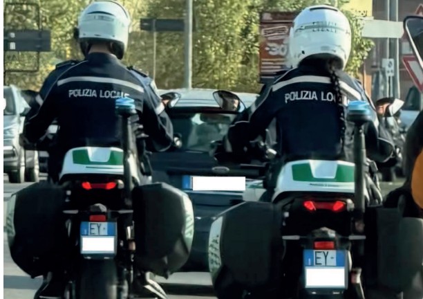 Scappa in monopattino alla vista dei “falchi” della Polizia locale