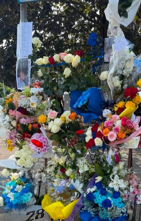 Fiori, lettere e fotografie sul palo della luce di Corso Europa dove è morto Andrea