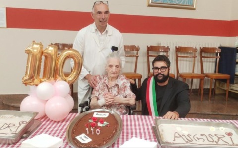 Festa per nonna Carla Pietrasanta, sono 110 candeline