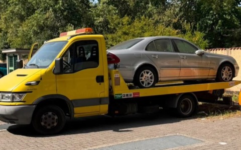 Via le auto abbandonate per le vie del paese