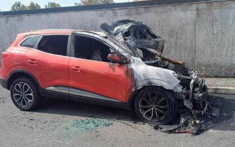 Auto in fiamme nella notte