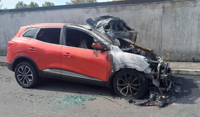 Auto in fiamme nella notte