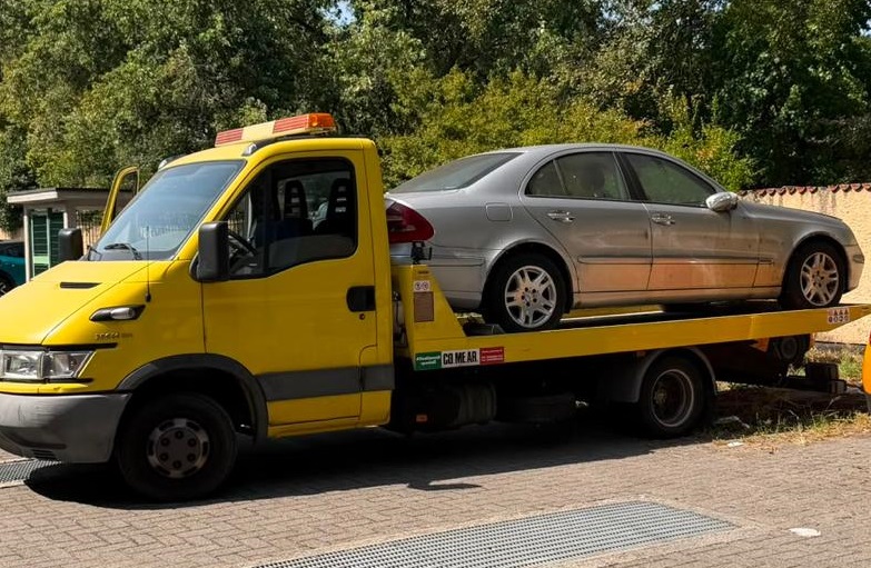 Via le auto abbandonate per le vie del paese