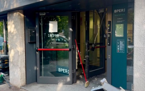 Fanno esplodere il bancomat e scappano coi soldi