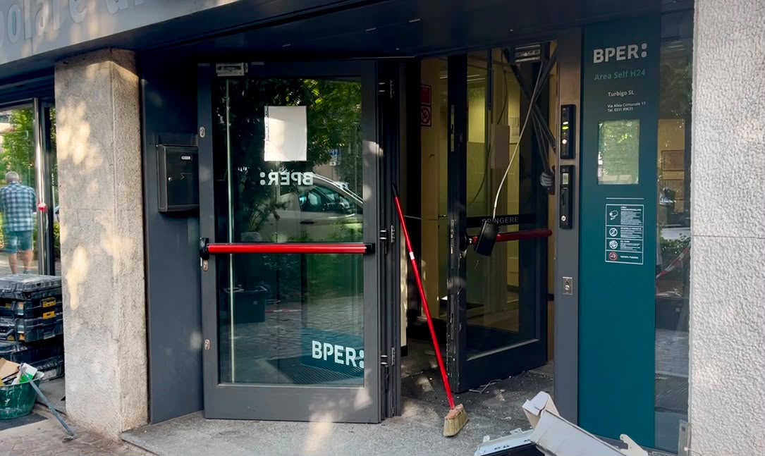 Fanno esplodere il bancomat e scappano coi soldi