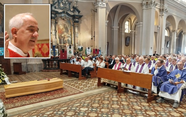 L’ultimo abbraccio della comunità a don Luca: «La morte non vince l’amore»