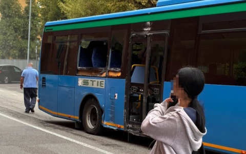 Pullman finisce contro il muro, paura a bordo