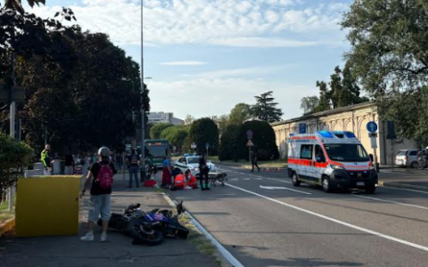In moto finisce contro un palo, ventenne gravissimo al Niguarda
