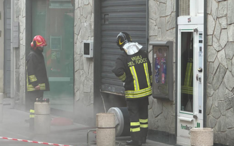 Brucia la farmacia Meazza: vigili del fuoco in centro