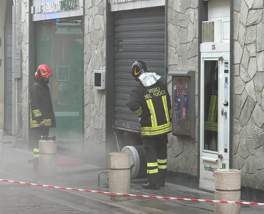 Brucia la farmacia Meazza: vigili del fuoco in centro