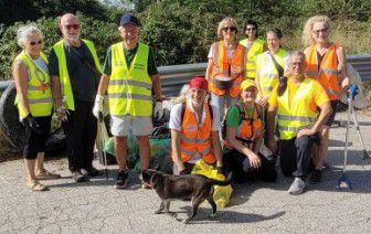 Dodici volontari e quasi tre ore per ripulire il tratto da via Montegrappa al ponte sopra l’autostrada