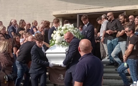 Rombo di motori, palloncini e fumogeni per salutare Andrea
