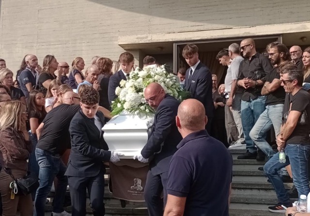 Rombo di motori, palloncini e fumogeni per salutare Andrea