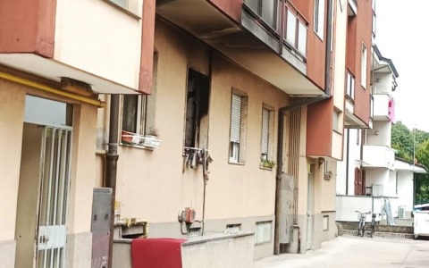 Incendio all’alba in via Villoresi: paura per il fumo, appartamento invaso dalle fiamme