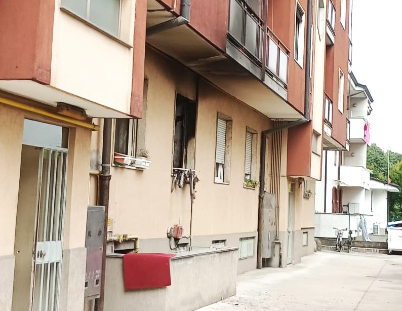 Incendio all’alba in via Villoresi: paura per il fumo, appartamento invaso dalle fiamme
