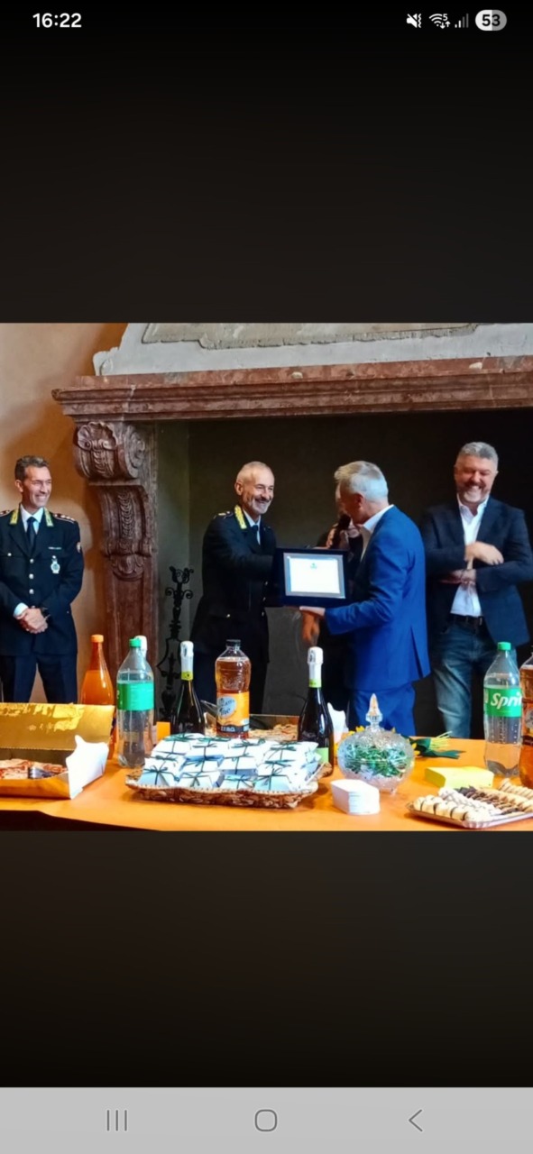 Il comandante della Polizia Locale Masetti appende la divisa