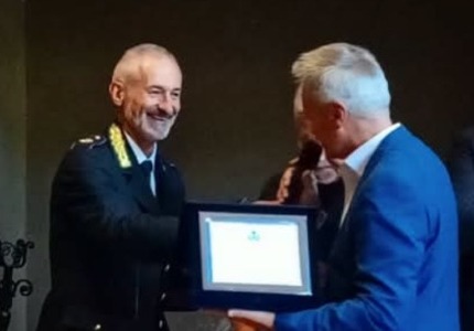 Il comandante della Polizia Locale Masetti appende la divisa