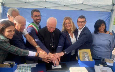 Uno speciale annullo filatelico per la mostra “Eggs on the moon” dedicata a San Francesco