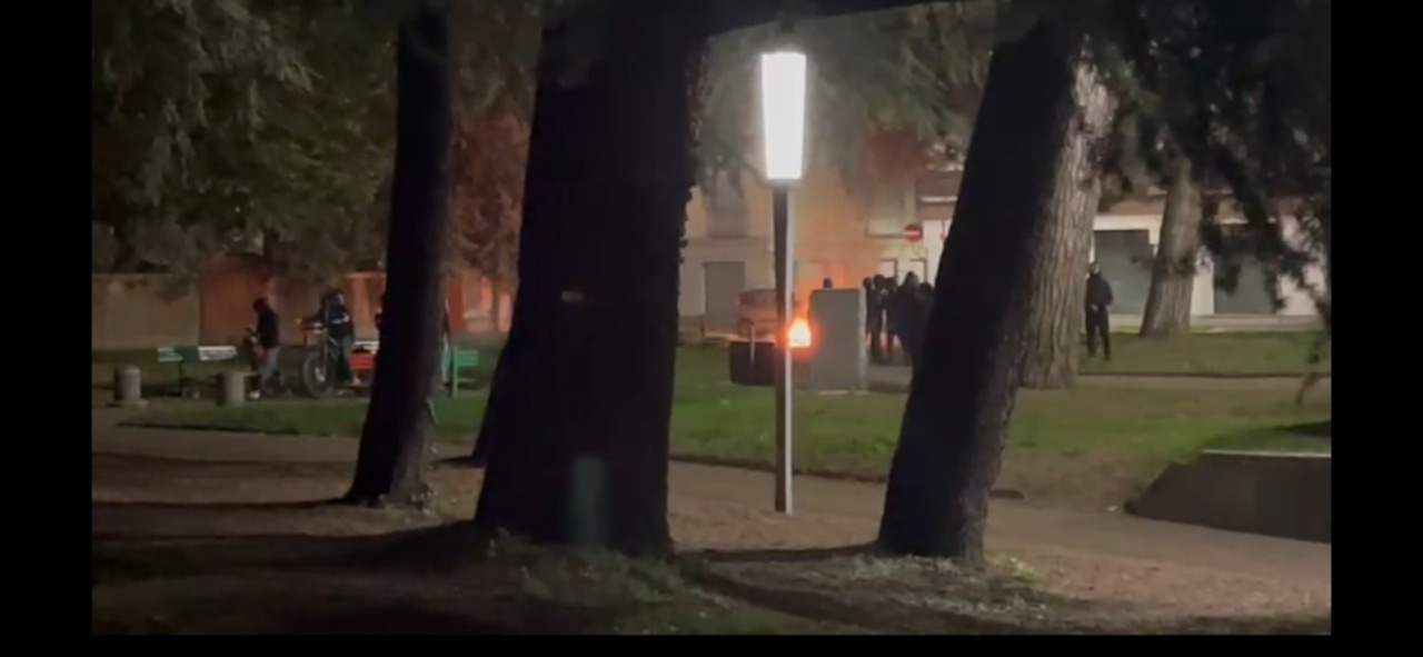 Giovanissimi incendiano un cassonetto e urlano in piazza: arrivano Vigili del Fuoco e Carabinieri