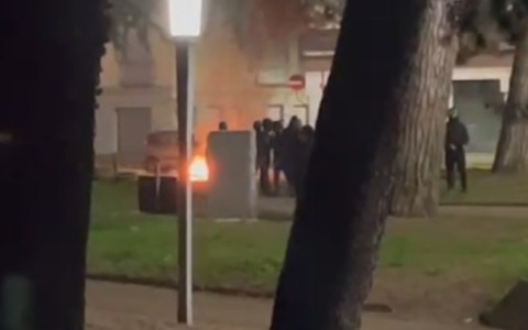 Giovanissimi incendiano un cassonetto e urlano in piazza: arrivano Vigili del Fuoco e Carabinieri