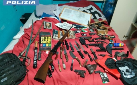 In casa nascondeva armi e simboli nazisti: arrestato suprematista 19enne