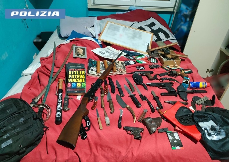 In casa nascondeva armi e simboli nazisti: arrestato suprematista 19enne