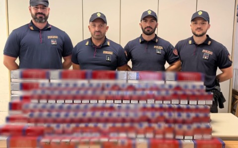 In partenza per la Francia con 44kg di sigarette: arrestato per contrabbando