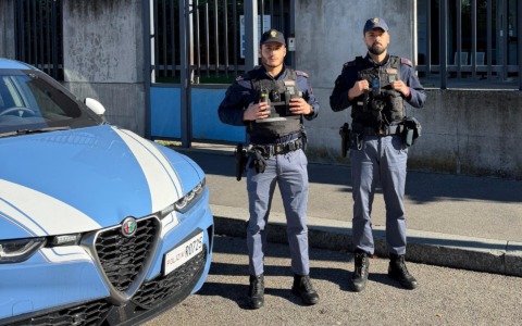 Ha un malore per strada, salvata dalla Polizia di Stato