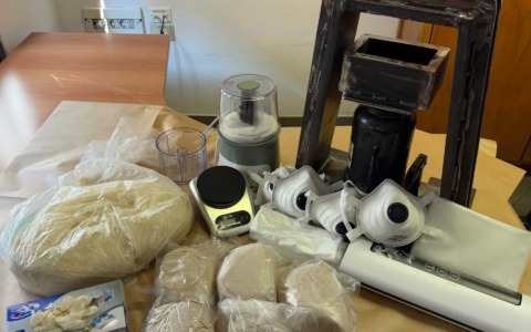 Nel box avevano oltre 2 kg di eroina: due pusher arrestati