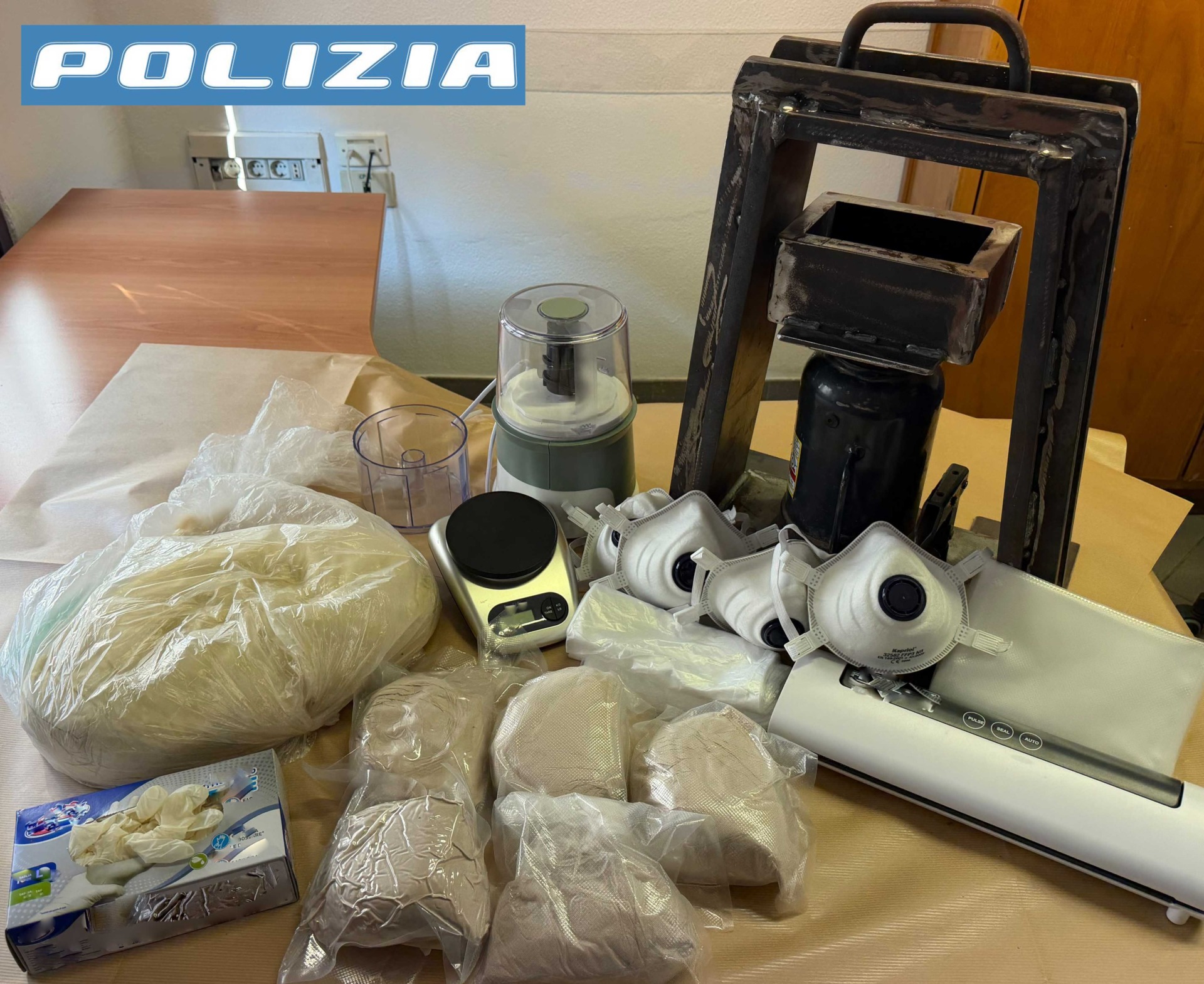 Pressa, bilance e materiale sequestrato nella fotografia originale pubblicata da Prima Milano Ovest