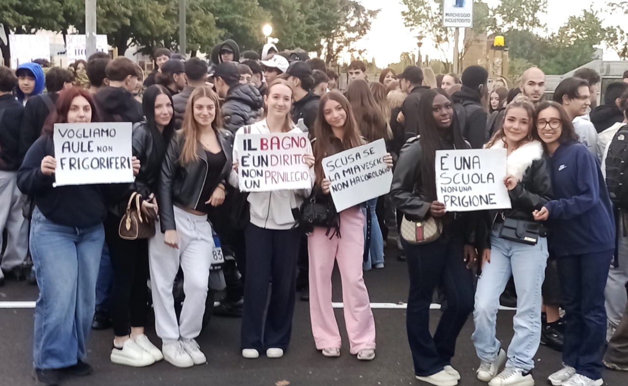 Infiltrazioni, bagni chiusi e aule fredde, studenti in protesta al Primo Levi
