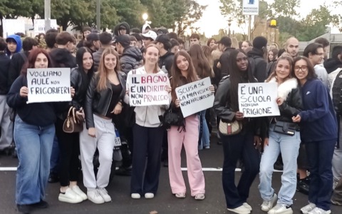 Infiltrazioni, bagni chiusi e aule fredde, studenti in protesta al Primo Levi